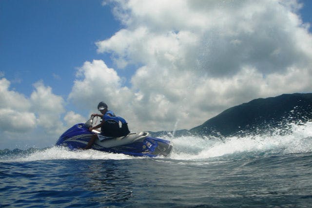 【石垣島・水上バイク】波を切って海を跳ねる！爽快なマリンジェット遊覧