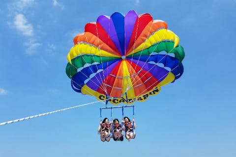 【沖縄・宜野湾市・パラセーリング】お子様大歓迎！50ｍパラセーリング！宜野湾の絶景を楽しもう！