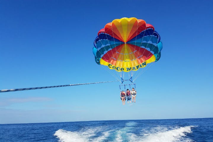 沖縄 宜野湾市 パラセーリング 高度150メートル 宜野湾上空でのパラセーリングを楽しもう アソビュー