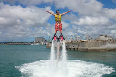 水圧で空を飛ぶ フライボード 体験予約 アソビュー