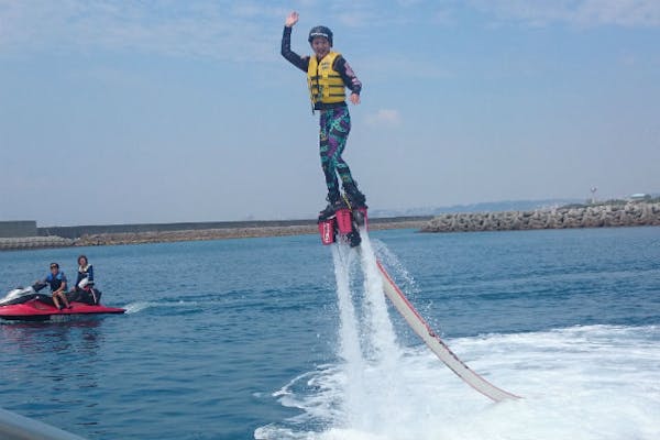 沖縄・宜野湾市・フライボード】水上ジェットの水圧で空を舞う