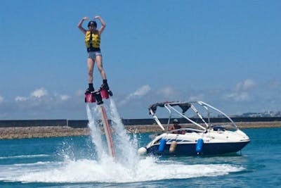 沖縄・宜野湾市・フライボード】水上ジェットの水圧で空を舞う！宜野湾
