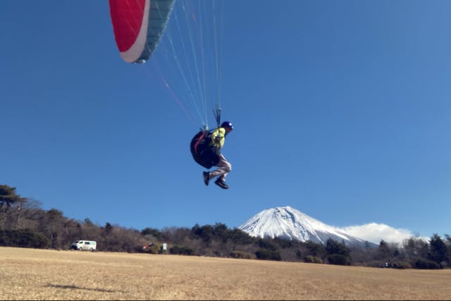 【静岡・朝霧高原・パラグライダー】梅雨時期でもけっこう飛べる！自分の足で飛び立つふわっとフライト体験