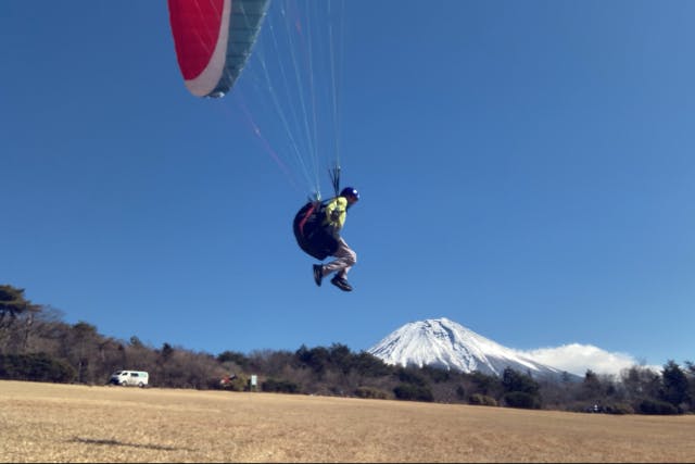 静岡・朝霧高原・パラグライダー】初めてのフライトはここから！広い緩