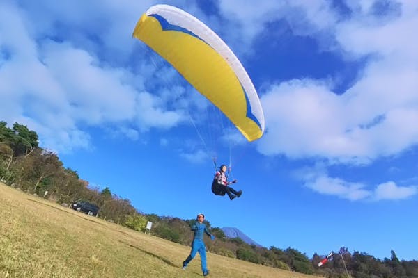 【静岡・朝霧高原・富士山・パラグライダー】富士山がきれいに見える季節です！さわやかな高原の風でパラグライダーに挑戦しよう｜アソビュー！