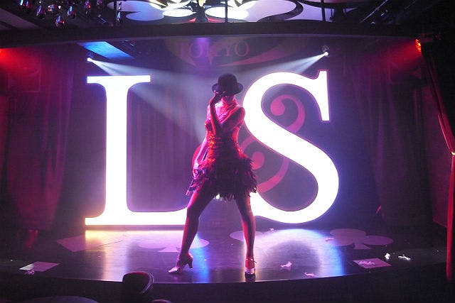 L&S TOKYOでは容姿端麗な女性ダンサーがダンスイリュージョンを堪能させてくれます。