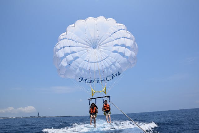 【沖縄・宜野湾マリーナ・パラセーリング】絶景アクティビティ！パラセーリング専用ボートでパラシュートを背に大空を飛ぼう！200ｍ
