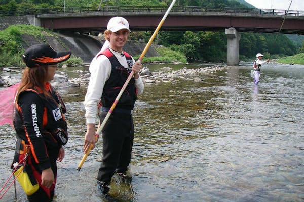 岐阜県下呂市 鮎釣り体験 外国人対象 伝統技法を使って釣り体験 アソビュー