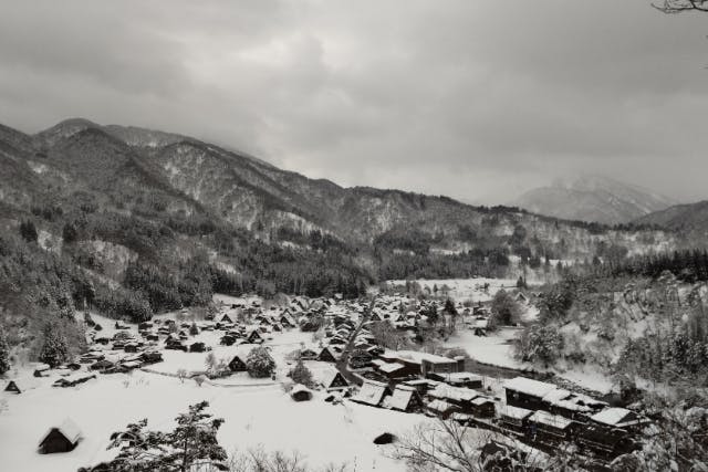 【日帰りバスツアー・金沢発】世界遺産「白川郷」から飛騨高山までまとめて観光できるお得プラン！／添乗員同行・昼食付