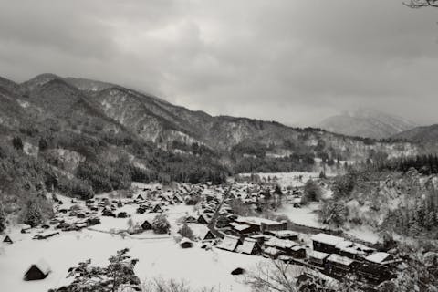 【日帰りバスツアー・金沢発】世界遺産「白川郷」から飛騨高山までまとめて観光できるお得プラン！／添乗員同行・昼食付