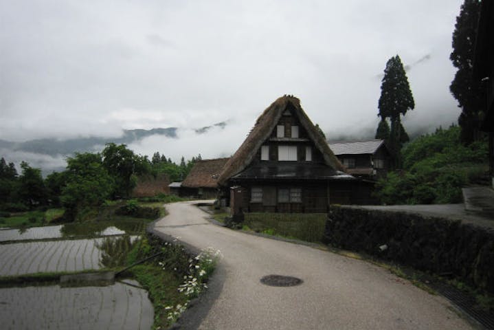 金沢 日帰りバスツアー 煎餅焼き体験付き 世界遺産白川郷と五箇山の合掌造り巡り アソビュー