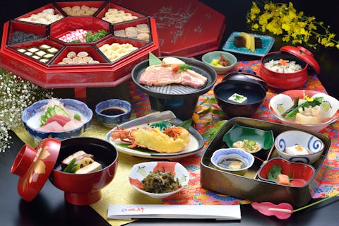 【那覇・伝統芸能鑑賞】一流のエンターテイメント！琉球料理コースふくぎ（東道盆9品+15品）を味わいながら琉球舞踊を見よう