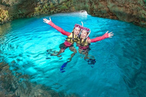 【沖縄・青の洞窟＆美ら海水族館チケット】＼ボートで出航／青の洞窟シュノーケル＋水族館チケット付｜エサあげ体験付｜写真プレゼント