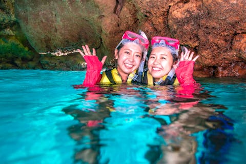 【青の洞窟＆マリンスポーツ】＼ボートで出航／青の洞窟シュノーケル＆バナナボート｜エサあげ体験付｜写真プレゼント