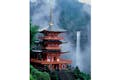 「日本三大名滝」の一つ、那智ノ滝。落差133メートルの滝をご覧ください。
