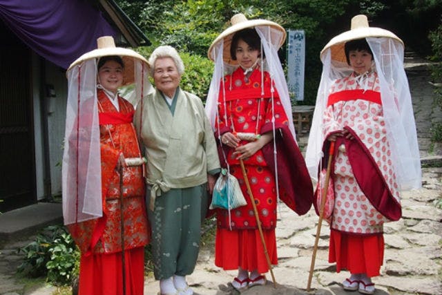 大門坂茶屋では、平安時代の衣装が着られる貸衣装プランを開催しております。