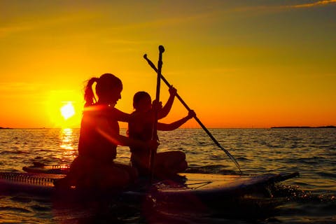 【沖縄・恩納村】SUP（サンセット）｜最高のサンセットクルージングとSNS映えの思い出を（恩納村開催／プロ仕様カメラで美しい写真を撮影／初心者歓迎／女性に嬉しいアメニティ完備／駐車場無料）