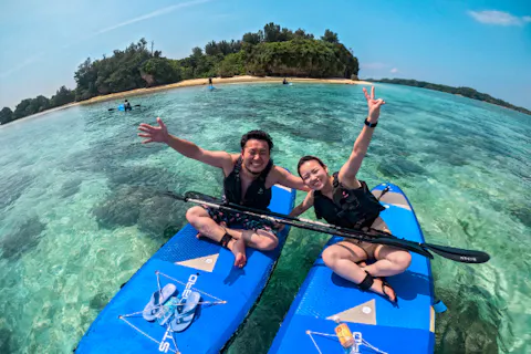 【沖縄・恩納村】SUP体験クルージングツアー「手軽にSUP体験」（恩納村開催／高画質写真・動画データ無料／初心者でも安心。ほぼ手ぶらでOK／女性に嬉しいアメニティ完備）