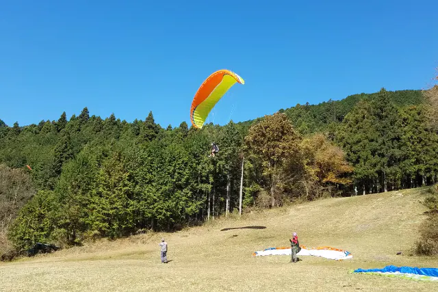 【埼玉・パラグライダー】自分で空を飛ぶ感動！本格フライト体験1日プラン（東武東上線「高坂駅」東口側 セブン）