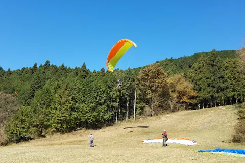 【埼玉・パラグライダー】自分で空を飛ぶ感動！本格フライト体験1日プラン（東武東上線「高坂駅」東口側 セブン）