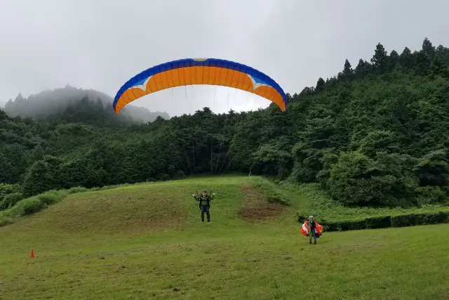 【埼玉・パラグライダー】自分で空を飛ぶ感動！本格フライト体験1日プラン（JR八高線「明覚駅」出入口）
