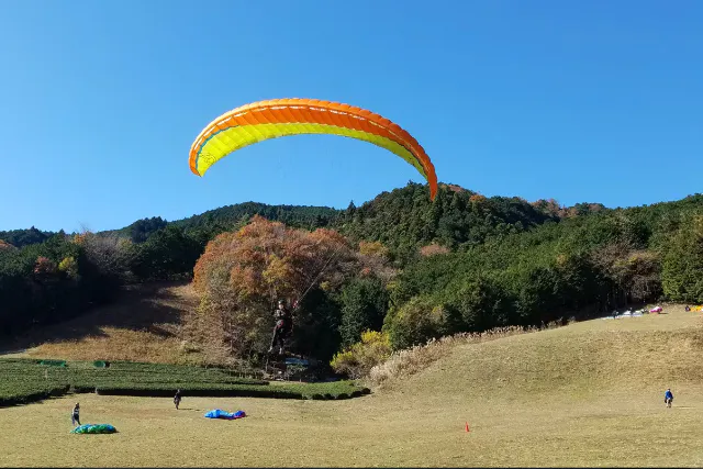 【埼玉・パラグライダー】自分で空を飛ぶ感動！本格フライト体験1日プラン（JR八高線・川越線「高麗川駅」出入口）
