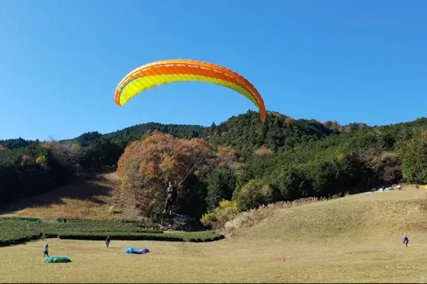 【埼玉・パラグライダー】自分で空を飛ぶ感動！本格フライト体験1日プラン（JR八高線・川越線「高麗川駅」西口出て左側 8:35）