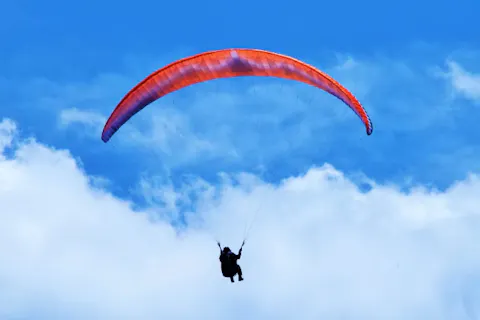 【埼玉・パラグライダー】自分で空を飛ぶ感動！本格フライト体験1日プラン（西武池袋線「入間市駅」南口側）