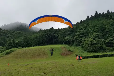 【埼玉・パラグライダー】自分で空を飛ぶ感動！本格フライト体験1日プラン（西武池袋線「入間市駅」南口側）