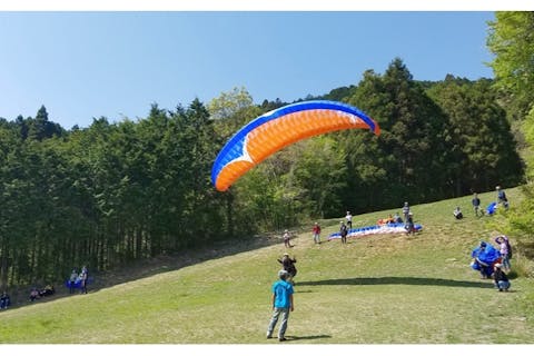 【埼玉・パラグライダー】自分で空を飛ぶ感動！本格フライト体験1日プラン（東武東上線・JR八高線「小川町駅」）