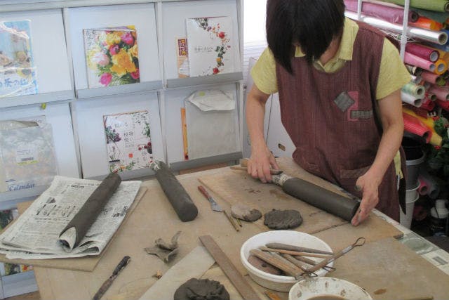 岡山県にある東児の花窯（とうじのはながま）では、自由な制作ができる陶芸体験を行っています。