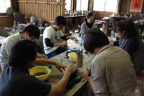 岡山 玉野市 陶芸体験 自然豊かな工房で 手びねりの陶芸体験 アソビュー