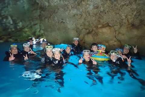 【沖縄・恩納村・シュノーケリング】自然の奇跡！シュノーケリングで青の洞窟を探検しよう！