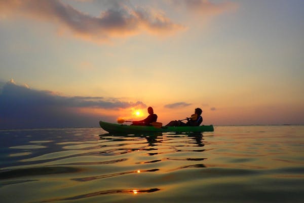 沖縄・読谷村・シーカヤック】夕陽の沈みゆく海へ。極上のシーカヤック