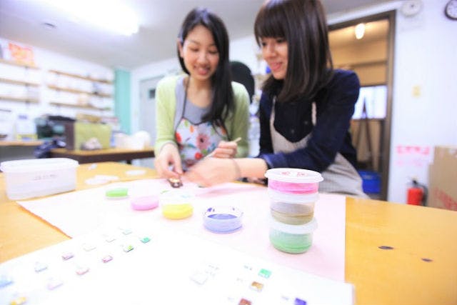 福岡市 ガラス細工 おしゃれ上級者におススメ ペンダントトップorブローチ作り 銅板 ガラス アソビュー