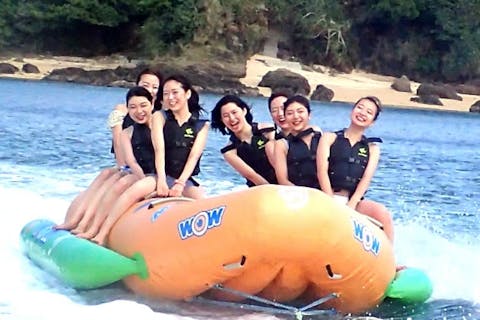 【沖縄・宜野座村・バナナボート】夏の定番！みんなでワイワイ楽しめるバナナボート！（オプション・BBQ）