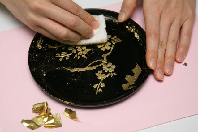 京都・伝統工芸】＜本金箔押し 丸盆＞日常使いとしても