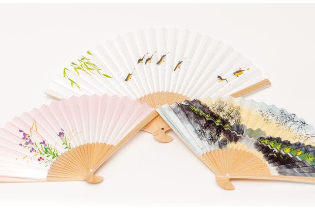 京都 伝統工芸 京扇子 上絵付け 地紙と絵具を使用して扇子に上絵付けしていきます 専門工房にて仕上げ１ 2か月後お届け アソビュー