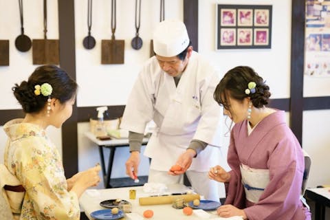 【京都・和菓子作り体験】伝統の京菓子をお抹茶とともに味わおう（上生菓子3個、干菓子1個、）※特典 お土産付き