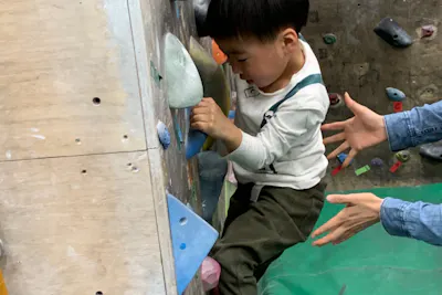 親子体験 大阪 ボルダリング 10 30 12 00 休みのお出かけにピッタリ 親子で力を合わせてボルダリング 鶴橋駅徒歩4分 アソビュー