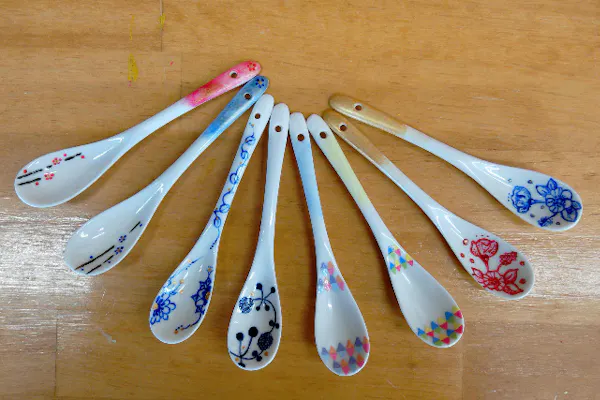 静岡・熱海・陶芸体験】いろんな色でオリジナルをつくろう！スプーン絵