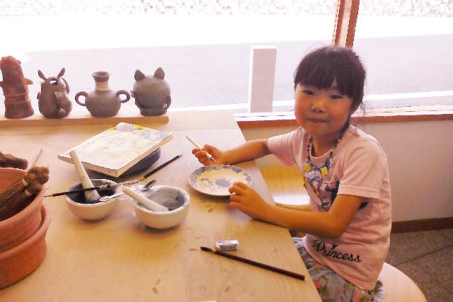 静岡・熱海・陶芸体験】素焼きのお皿に楽しみながら自由に絵付け、絵皿