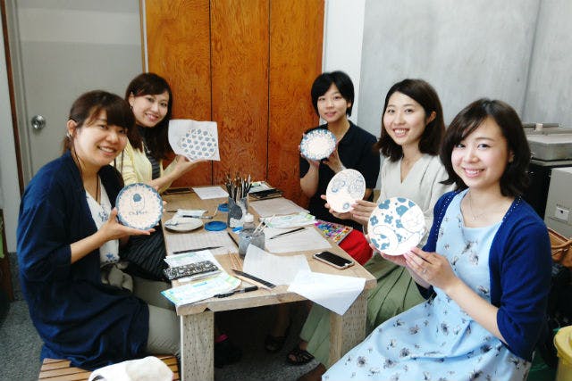 【静岡・熱海・陶芸体験】素焼きのお皿に楽しみながら自由に絵付け、絵皿コース！