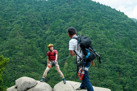 【日本でここだけ！三重・トレッキング・クライミング】スリリングな岩場を登っていく、ヴィアフェラータ＠御在所岳を体験！