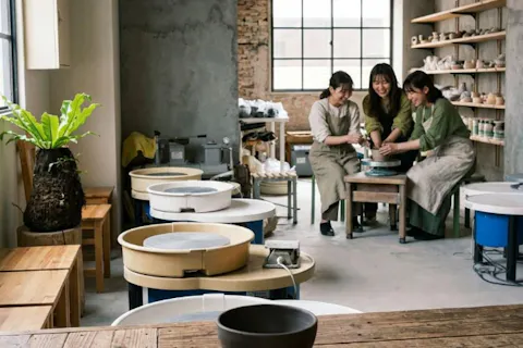 【東京・赤羽橋・麻布十番・手びねり・陶芸体験】デートやお友達や旅の思い出にあなただけの器を作りませんか？手びねりは自由に形を作れます。スタッフか丁寧にサポートしますので安心（赤羽橋駅の裏）