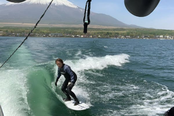 ウェイクサーフィン 山中湖でウェイクサーフィン体験 富士山を眺めながらサーフィンを満喫