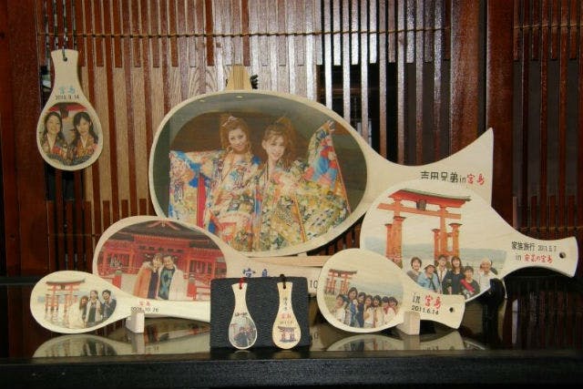 宮島手づくり工房では、名産のしゃもじに写絵や焼き印を施して、オリジナルのお土産が作れます。