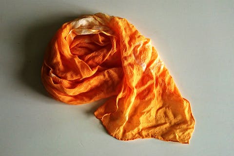 【沖縄北部・染物体験】鮮やかな天然色のショールが完成！染め方も自由に選べます