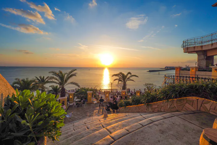 沖縄 日帰りバスツアー 到着後すぐ観光 Dmmかりゆし水族館へ行く ラドクイック号半日観光コース アソビュー