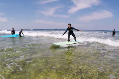 【沖縄・北谷】プロサーファーが楽し～く教えます！100％立てる未経験者向け体験サーフィン※写真付き